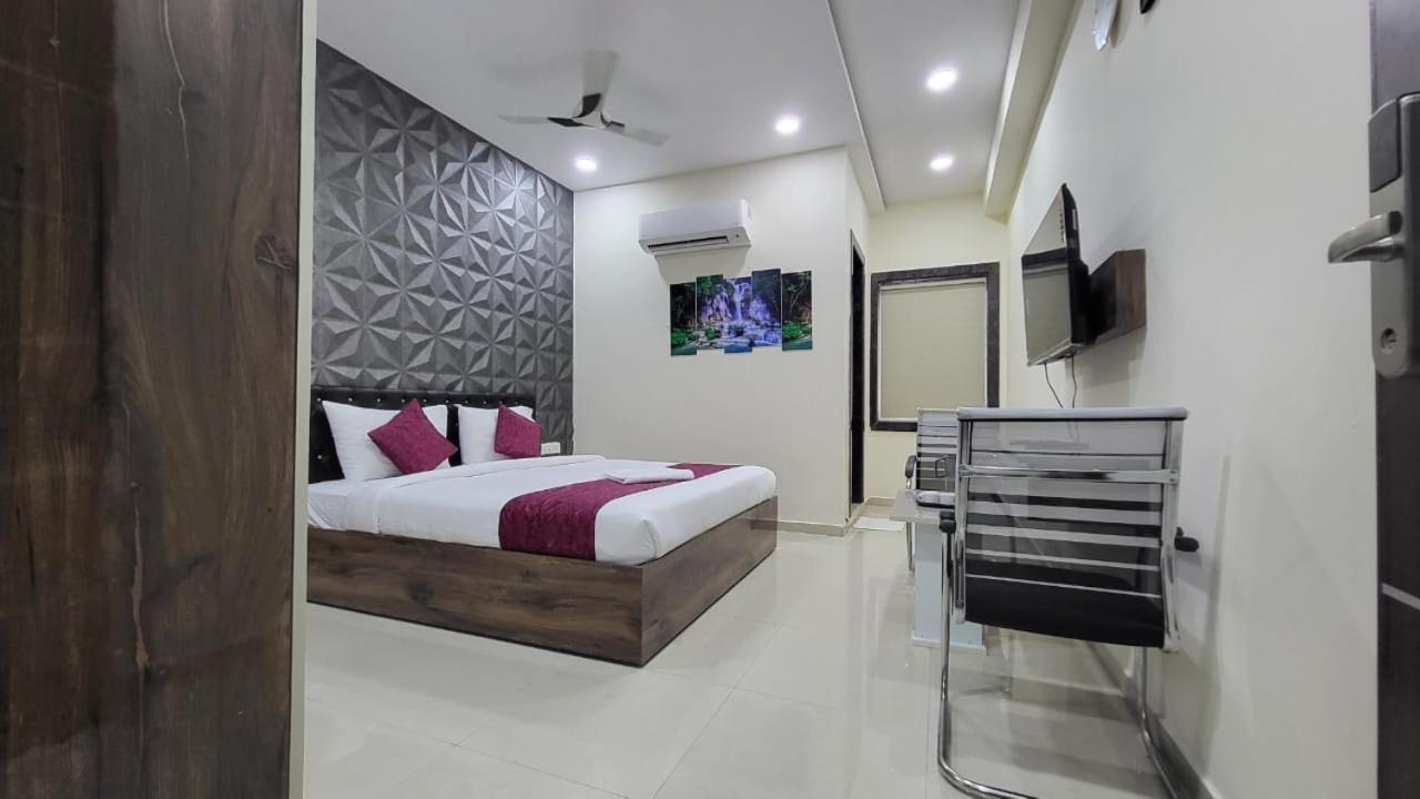 Hotel Vaishnavi Grand Mirialguda Exterior photo
